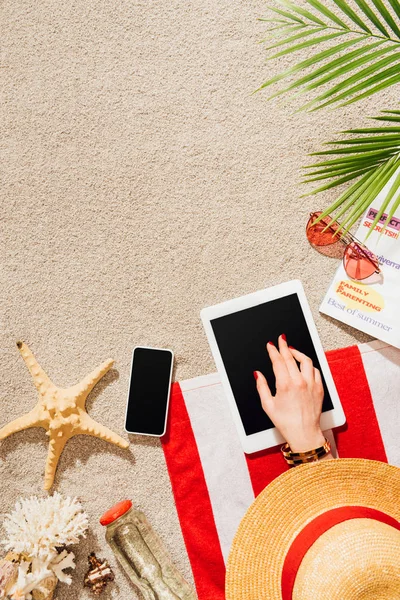 Tiro Recortado Mujer Sombrero Usando Gadgets Mientras Relaja Playa Arena — Foto de Stock