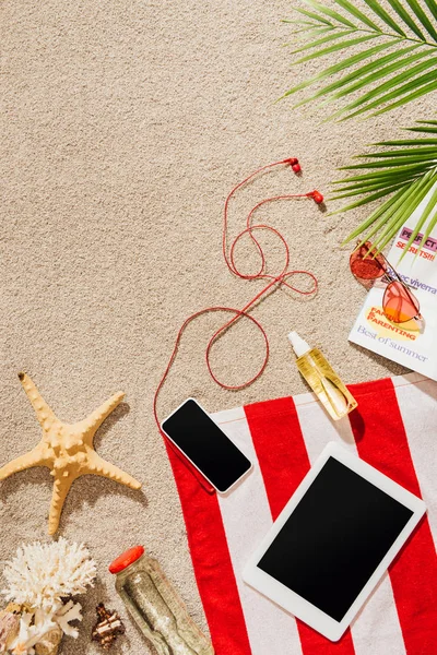 Vista Dall Alto Gadget Asciugamano Strisce Sulla Spiaggia Sabbia — Foto Stock