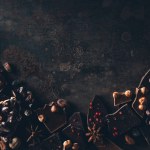 Vue de dessus du chocolat assorti gastronomique sur la surface sombre