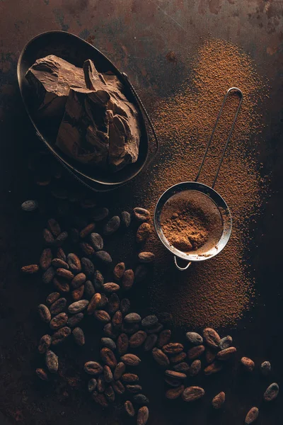 Deliciosas Piezas Chocolate Granos Cacao Polvo Tamiz Superficie Oscura — Foto de Stock