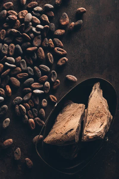 Ovanifrån Gourmet Choklad Bitar Och Kakaobönor Mörk Yta — Gratis stockfoto