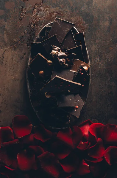 Schöne Rote Rosenblätter Und Gourmetschokolade Mit Nüssen — Stockfoto