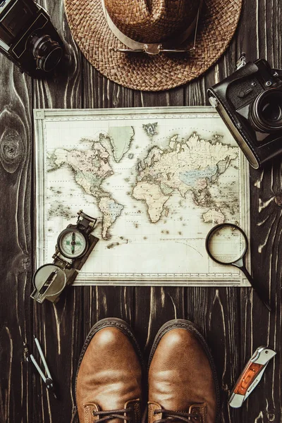 Ansicht Der Reisekulisse Mit Strohhut Karte Schuhen Kompass Lupe Und — Stockfoto