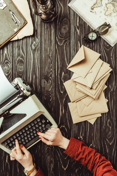 Gedeeltelijke Weergave Van Schrijver Typen Typen Typen Machine Met Blanco — Stockfoto