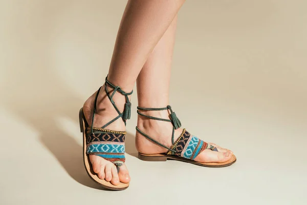 Abgeschnittene Aufnahme Von Frauenbeinen Stylischen Sandalen Auf Beigem Hintergrund — Stockfoto