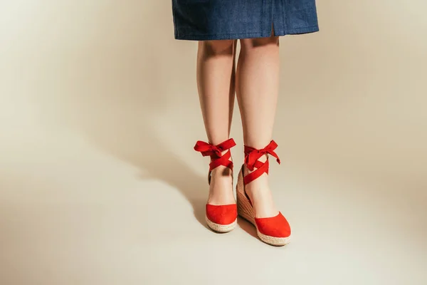 Imagen Recortada Piernas Mujer Con Estilo Sandalias Plataforma Roja Sobre — Foto de Stock