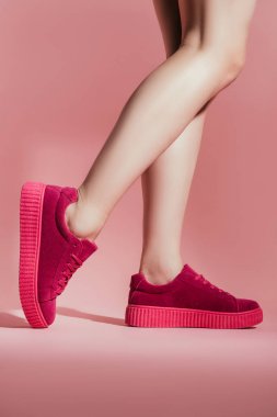 pembe bir arka plan üzerinde şık spor ayakkabı kız kadeh kırpılmış