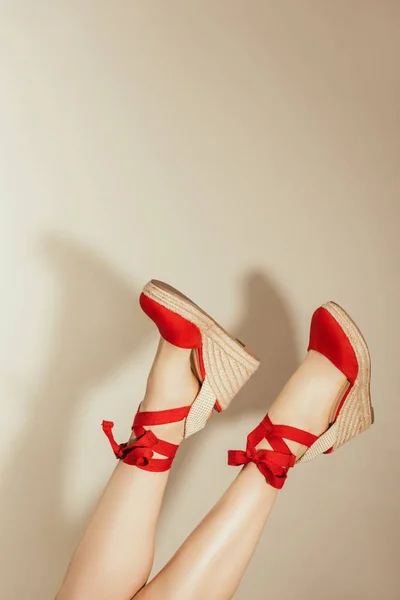 Tiro Cortado Pernas Femininas Cabeça Para Baixo Sandálias Plataforma Vermelha — Fotografia de Stock Grátis
