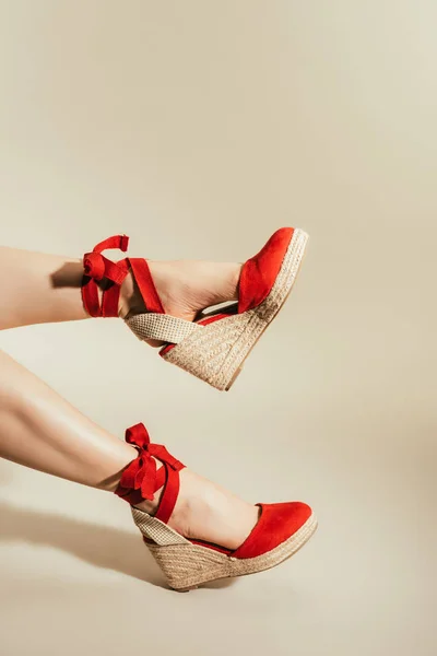 Cropped Shot Woman Legs Stylish Red Platform Sandals Beige Background — Stock Photo, Image