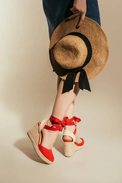 Corte Tiro Mulher Elegante Sandálias Plataforma Vermelha Segurando Chapéu Palha — Fotografia de Stock