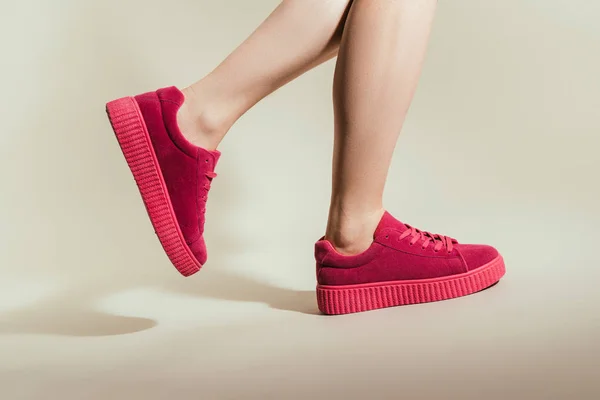 Tiro Recortado Pies Mujer Elegantes Zapatillas Deporte Con Estilo Sobre — Foto de Stock