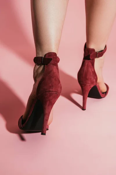 Abgeschnittenes Bild Von Frauenfüßen Stylischen Hochhackigen Sandalen Auf Rosa Hintergrund — kostenloses Stockfoto