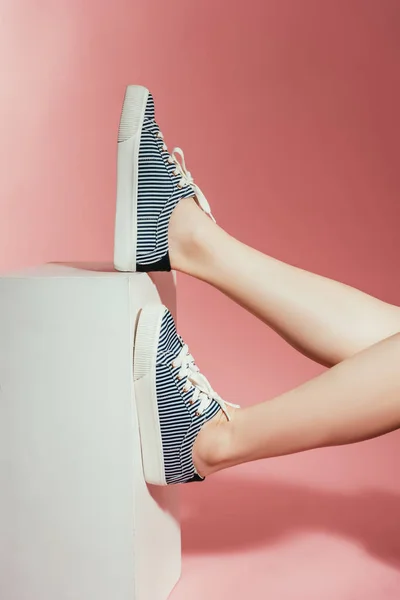 Pembe Bir Arka Plan Üzerinde Şık Spor Ayakkabı Kadın Bacaklarından — Stok fotoğraf