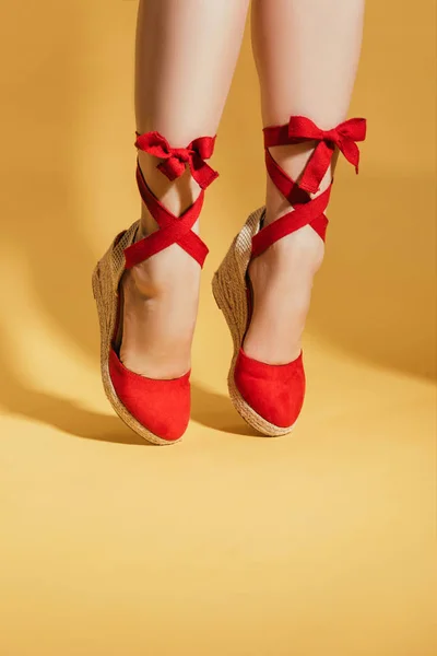 Kadının Ayak Sarı Arka Plan Üzerinde Duran Şık Platform Sandaletler — Stok fotoğraf