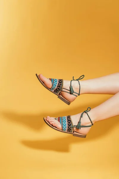 Abgeschnittenes Bild Von Frauenfüßen Stylischen Sandalen Auf Gelbem Hintergrund — Stockfoto