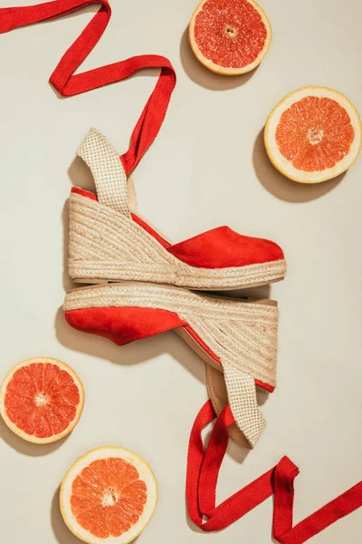 Bovenaanzicht Van Stijlvolle Vrouwelijke Platform Sandalen Tussen Segmenten Van Grapefruits — Stockfoto