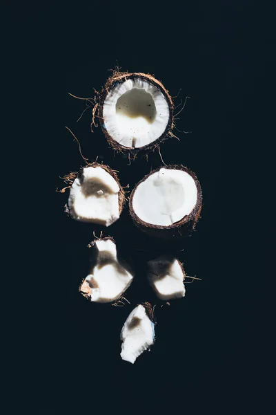 Närbild Bitar Gourmet Hälsosamma Ekologiska Kokosnötter Svart — Gratis stockfoto