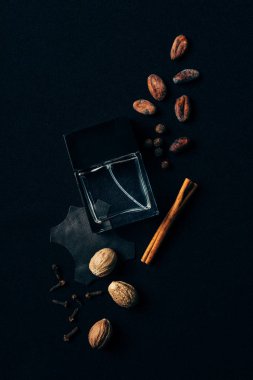 cam şişe parfüm siyah Aromatik baharatlar ile çevrili Üstten Görünüm