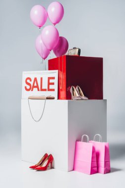 yüksek topuklu, pembe alışveriş torbaları ve satışı işareti, yaz satış konsepti