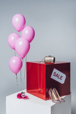 pembe Balonlar, yüksek topuklu ve satışı işareti, yaz satış konsepti
