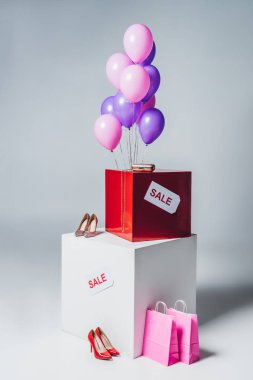paket pembe ve mor balon, alışveriş torbaları ve satışı işareti, yaz satış konsepti