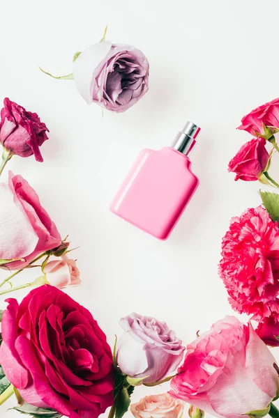 Top View Pink Bottle Perfume Surrounded Rose Buds White — Stock Photo, Image