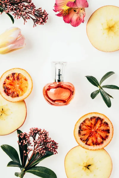 Bovenaanzicht Van Fles Parfum Omringd Met Vruchten Bloemen Wit — Stockfoto