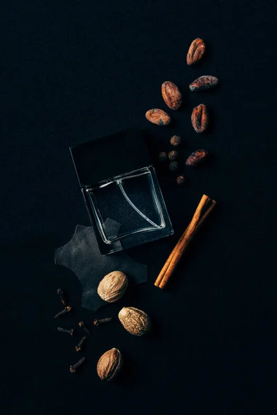 Ovanifrån Glasflaska Parfym Omgiven Med Aromatiska Kryddor Svart — Stockfoto