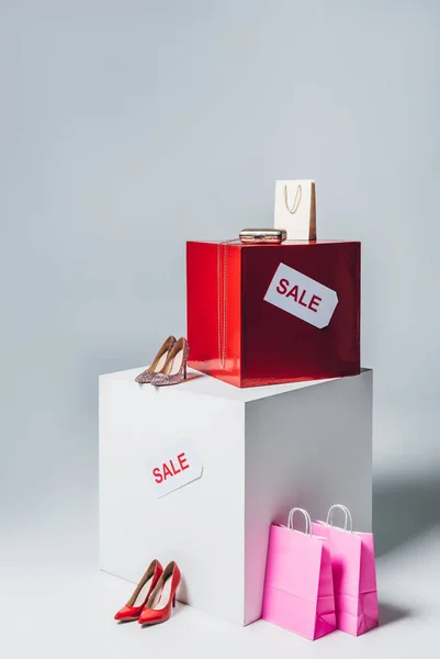 高跟鞋 粉红色购物袋和销售标志 夏季销售理念 — 图库照片