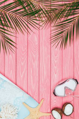 pembe ahşap yüzey üzerinde harita ve dalış maske Üstten Görünüm