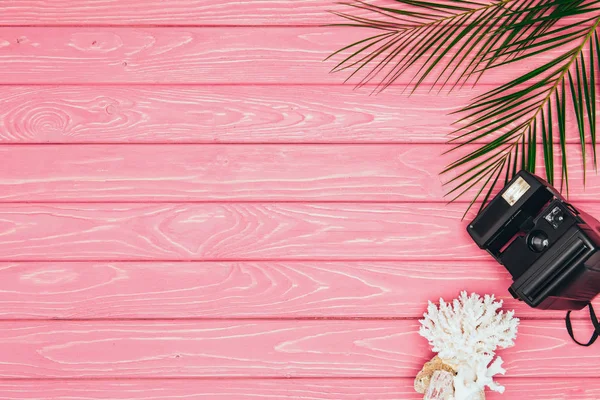 Draufsicht Der Sofortbildkamera Mit Korallen Und Palmenblättern Auf Rosa Holzoberfläche — Stockfoto