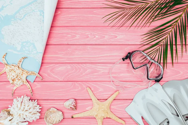 Duikbril Met Flippers Kaart Roze Houten Oppervlak Bovenaanzicht — Stockfoto
