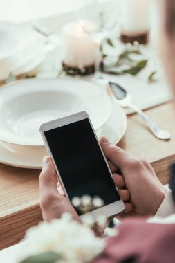 hizmet rustik masada smartphone kullanarak damat kadeh kırpılmış