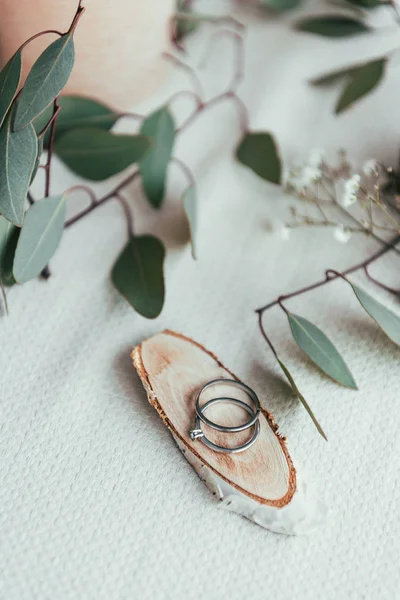 Vista Perto Anéis Casamento Placa Decorativa Madeira Eucalipto Mesa — Fotografia de Stock