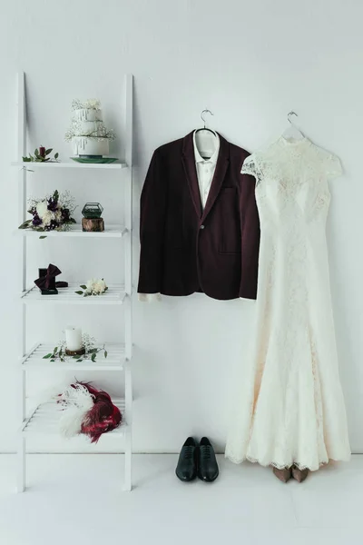 Zár Megjelöl Kilátás Menyasszonyi Vőlegény Ruha Tartozékok Rusztikus Esküvő Szobában — Stock Fotó