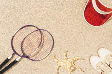 kum üzerinde badminton ekipman, kap ve ayakkabı düzenlemenin Üstten Görünüm