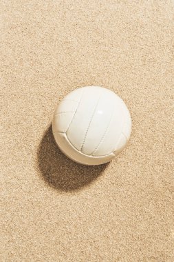 Beyaz voleybol topu üstten görünüm kum üzerinde