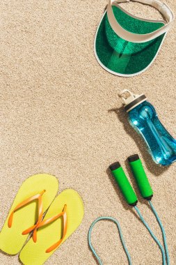 kum üzerinde görücü usulü kap, flip flop, su şişesi ve ip atlama Üstten Görünüm