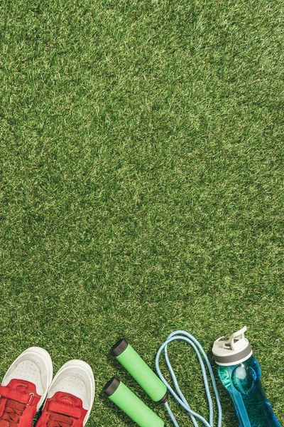Top View Arranged Water Bottle Jump Rope Sneakers Green Grass — Stock Photo, Image