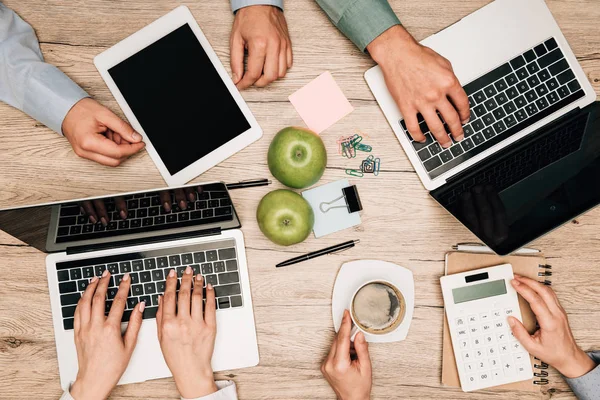 Top View Four Business People Using Laptops Digital Tablet Calculator — Stock Photo, Image