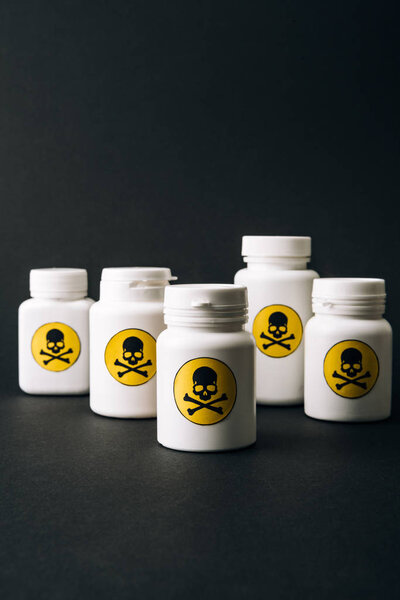 Выборочный фокус гарниров с ядовитым знаком, изолированным на черном
