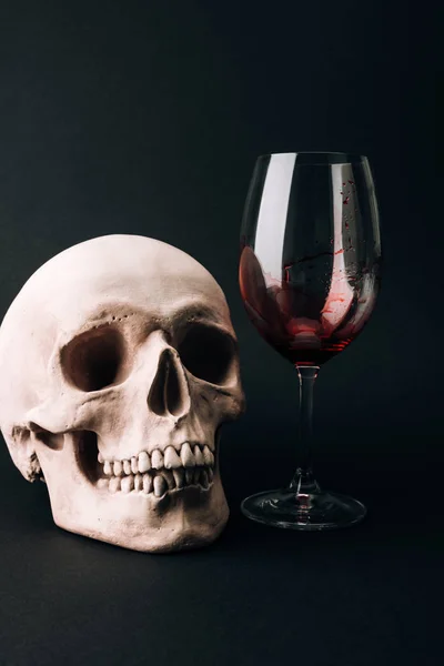 Caveira Copo Vinho Com Sangue Isolado Preto — Fotografia de Stock