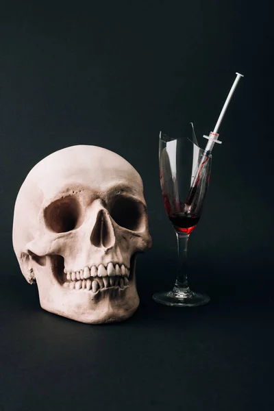Κρανίο Από Ποτήρι Κρασιού Σύριγγα Και Αίμα Που Απομονώνεται Μαύρο — Φωτογραφία Αρχείου