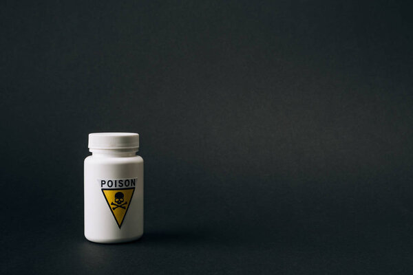 Кувшин с символом яда изолирован на черном
