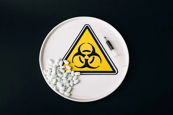 Ansicht Von Pillen Und Spritze Auf Platte Mit Biohazard Zeichen — Stockfoto