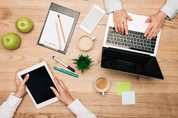 Top View Colleagues Using Digital Tablet Laptop Coffee Stationery Table — Stock Photo, Image