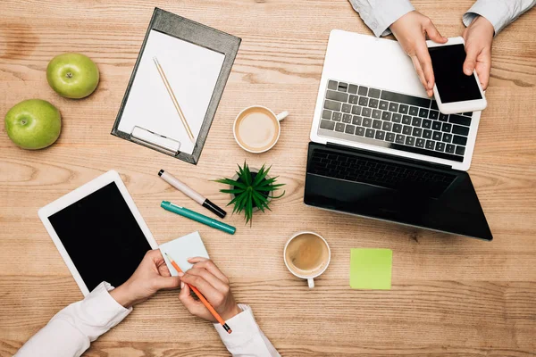 Ansicht Von Geschäftspartnern Mit Digitalen Geräten Haftnotizen Und Kaffee Auf — Stockfoto