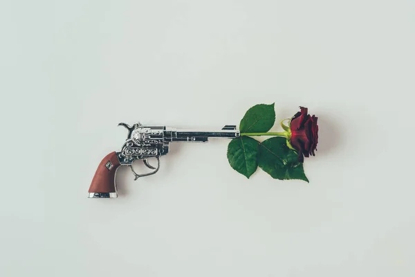 Draufsicht auf rote Rose in Gewehrlauf isoliert auf weißes, Valentinstag-Konzept — Stockfoto