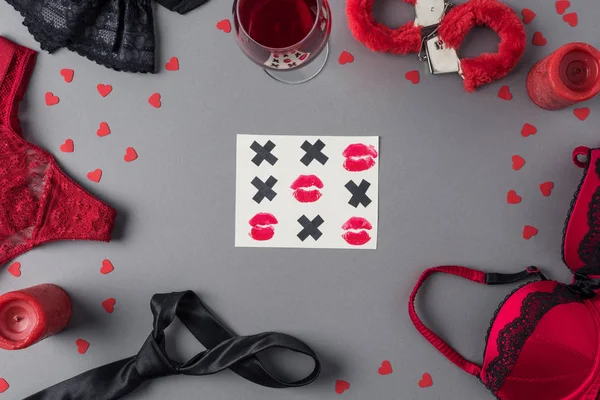 Vue du haut du jeu tic-tac-toe entre sous-vêtements et verre de vin, concept de Saint-Valentin — Photo de stock