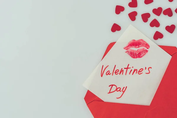Vista superior de la postal feliz día de San Valentín con labios imprimir en sobre aislado en blanco - foto de stock